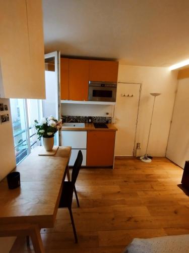eine Küche mit einem Holztisch und einem Esszimmer in der Unterkunft Sacré coeur studio in Paris