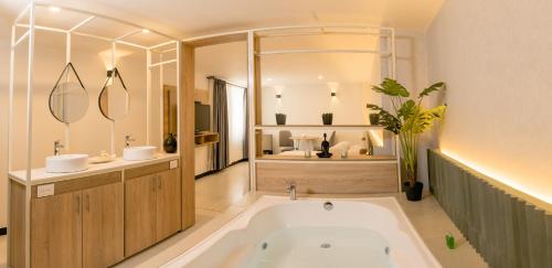 uma grande casa de banho com banheira e lavatório em Hotel Principe em Tuluá