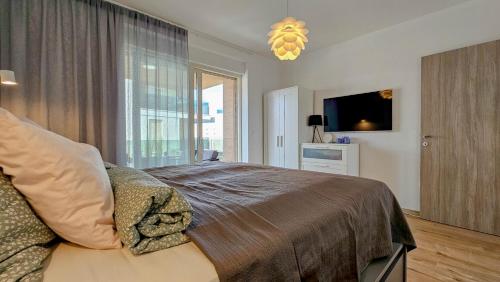 una camera da letto con un letto e una grande finestra di Green Oasis B7 a Novigrad Istria