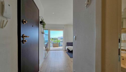 un corridoio con porta che conduce a una camera con vista di Green Oasis B7 a Novigrad Istria