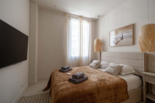 une chambre avec un lit avec deux serviettes dessus dans l'établissement Cozy renovated apartment - 1BR4p - Hyper Center, à Antibes