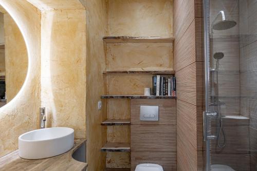 une salle de bain avec un lavabo, des toilettes et une douche dans l'établissement Cozy renovated apartment - 1BR4p - Hyper Center, à Antibes