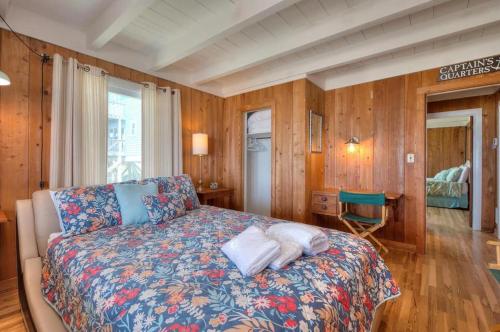 Postel nebo postele na pokoji v ubytování The Schooner