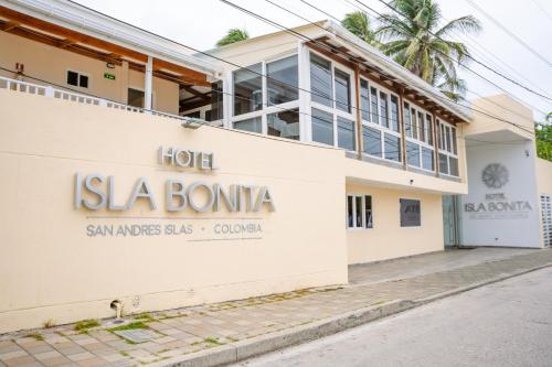 a building with a sign that reads hotel la bombilla at Hotel Isla Bonita in San Andrés