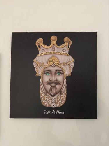 a picture of a man with a crown on his head at Passìu House in Palermo