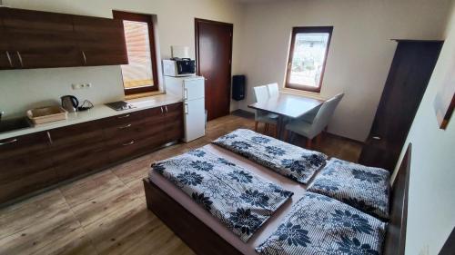 1 dormitorio con cama, escritorio y mesa en Vila Lexus, en Veľký Meder