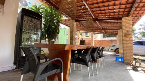 eine Bar mit Stühlen und einem Tisch in einem Restaurant in der Unterkunft A Casa de Ponta in Maragogi
