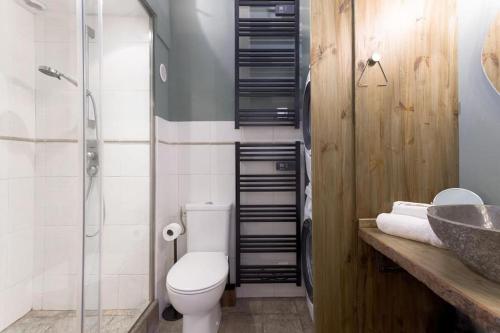 ein Bad mit einem WC, einer Dusche und einem Waschbecken in der Unterkunft L'americannes - 2 Pièces Suquet in Cannes