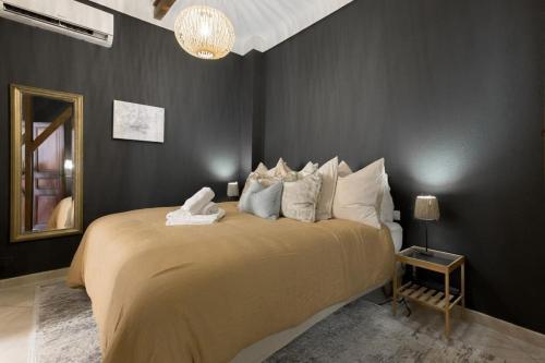 - une chambre avec un grand lit et un miroir dans l'établissement L'americannes - 2 Pièces Suquet, à Cannes