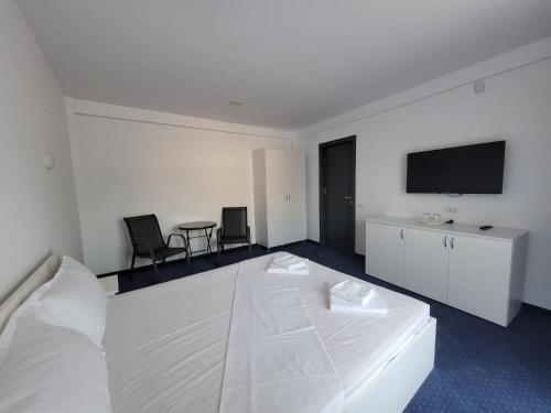 una camera d'albergo con letto e TV a parete di Laguna Grey a Mangalia