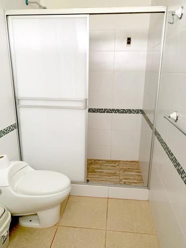 Ένα μπάνιο στο Laguna Azul Hotel & Suites