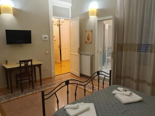 Habitación con mesa y comedor. en A Casa di Anna - Apartment, en Palermo