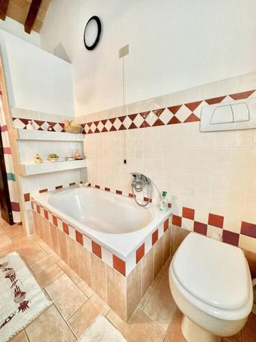 a bathroom with a bath tub and a toilet at La Casetta in Orvieto Scalo