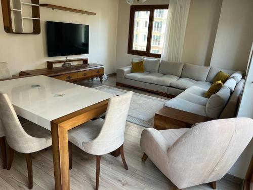 Ein Sitzbereich in der Unterkunft Luxury Apartment In The Center 7 Min Walking Distance to Metrobus