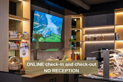 um check-in e check-out online sem recepção num restaurante em 6532 Smart Hotel - Self check-in em Arbedo-Castione