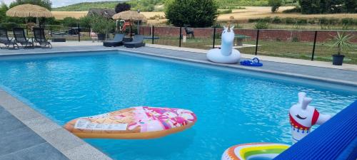 - une piscine avec une orangerie gonflable dans l'établissement la douce Cahute, à Fresnicourt-le-Dolmen