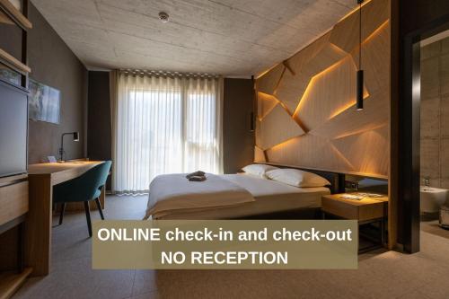 Arbedo-Castione的住宿－6532 Smart Hotel - Self check-in，旧线的入住和退房手续,没有接待室