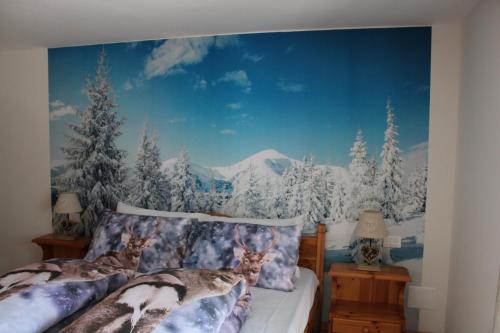 1 dormitorio con un mural de árboles nevados en I profumi del bosco, en Enego