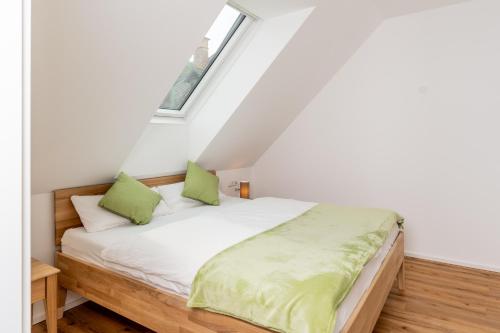 a bedroom with a bed with green pillows at Ferienwohnungen Hartl in Spitz