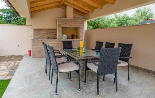 Gorgeous Apartment In Medulin With Wifi
