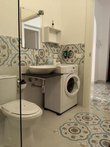 米拉佐的住宿－Dimora d'Estate (Sicilian Holidays)，一间带洗衣机和卫生间的浴室