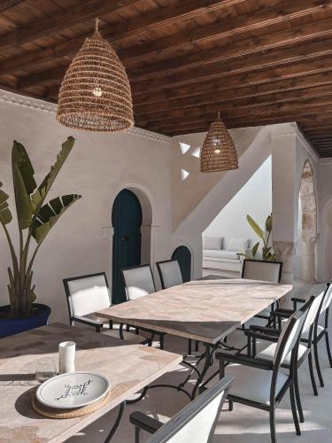 a dining room with a table and chairs at Dar Naël in Houmt Souk