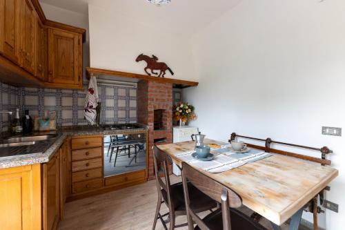 una cocina con una mesa de madera y un caballo de madera en la pared en Rocca di Febbre, en Pratovecchio