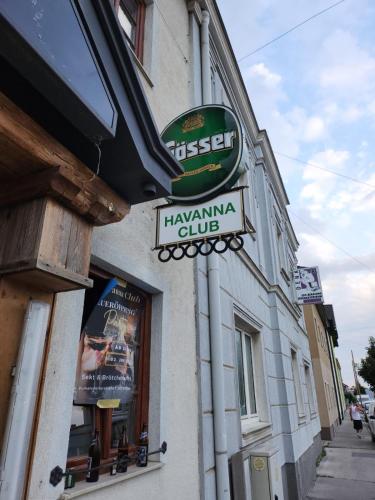 ein Schild für einen hawaiianischen Club an der Seite eines Gebäudes in der Unterkunft Havanna Pension in Sankt Pölten