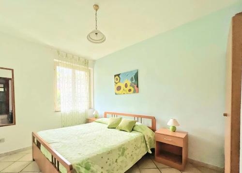 1 dormitorio con cama, mesa y ventana en Villa D'Agati, en San Giorgio