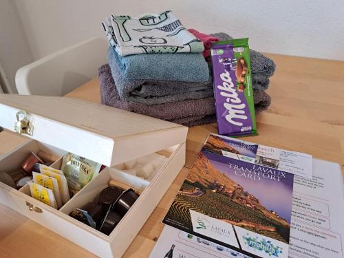 eine Kiste mit Produkten, die auf einem Tisch liegen in der Unterkunft "Les Echalas" Appartement indépendant avec cuisine en Lavaux Unesco in Chexbres