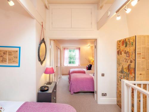 um quarto com 2 camas e uma janela em Pass the Keys Luxury City Centre House em Bath