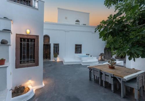 Gallery image of On An Island suites & apartments - Fira in Fira