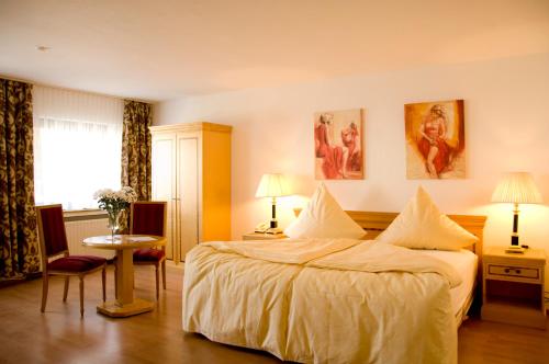pokój hotelowy z dużym łóżkiem i oknem w obiekcie Hotel Kölner Hof Refrath w mieście Bergisch Gladbach