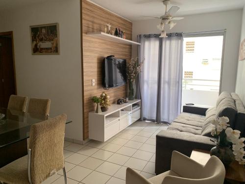 salon z kanapą i telewizorem w obiekcie Alugo Apartamento no Centro de Cuiabá w mieście Cuiabá