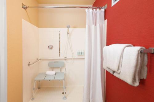 y baño con ducha y cortina de ducha. en Courtyard by Marriott Dallas Plano in Legacy Park, en Plano