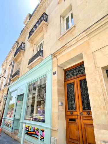 So Guest, Clou dans le fer, modern suite near cathedral
