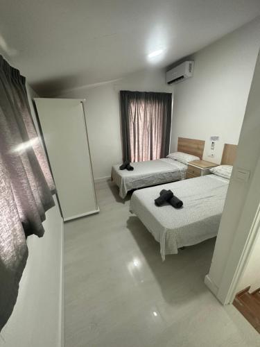 Habitación de hotel con 2 camas y ventana en Duplex en el centro de granada, en Granada