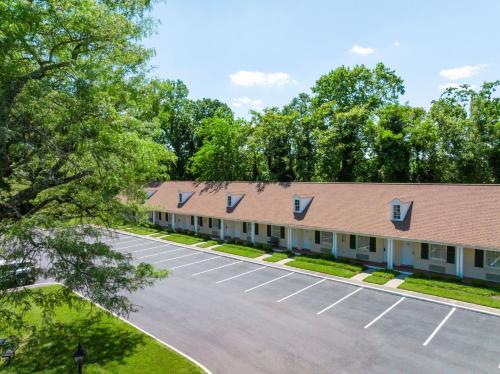 an overhead view of a building with a parking lot at Westgate Historic Williamsburg Resort in Williamsburg
