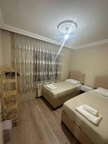 um quarto com 2 camas e uma luz de tecto em Cosy house best location em Yomra