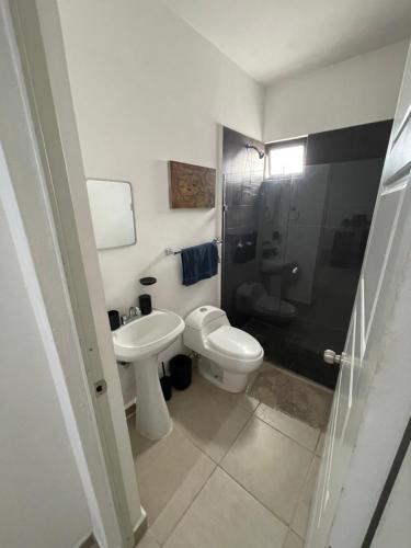 プエルト・バジャルタにあるBambú Residencial 2 Recámaras, Alberca, Seguridad 24hrsのバスルーム(トイレ、洗面台、シャワー付)