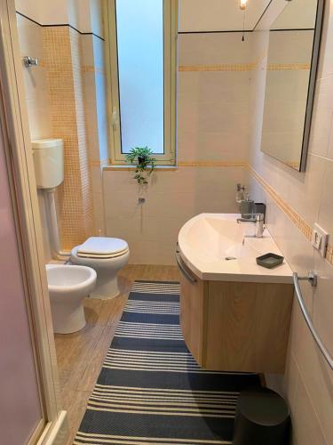 łazienka z toaletą i umywalką w obiekcie Residenza San Teodoro w Trapani