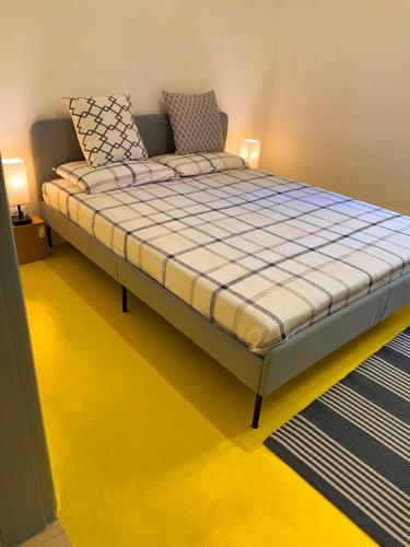 łóżko w pokoju z żółtą podłogą w obiekcie Residenza San Teodoro w Trapani