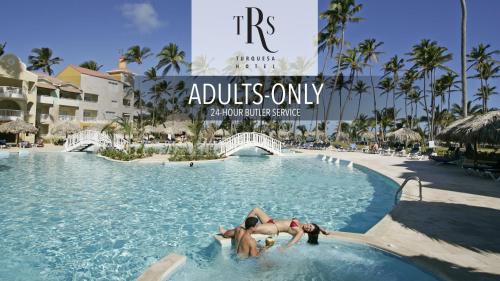 un grupo de personas en una piscina en un complejo en TRS Turquesa Hotel - Adults Only - All Inclusive, en Punta Cana