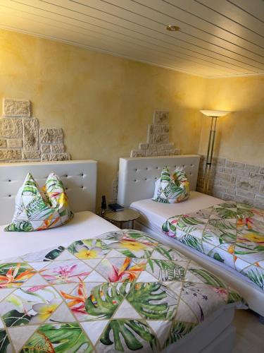2 camas en una habitación con en Hotel Villa Vital Munster, en Munster im Heidekreis