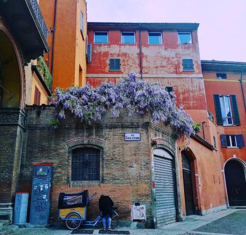 um edifício com flores roxas em cima em Casa Bonita, nel cuore di Bologna em Bolonha