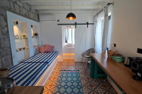 Zimmer mit einem Bett, einem Schreibtisch und einem Fenster in der Unterkunft Peacefull Casa Donja Lastva in Tivat