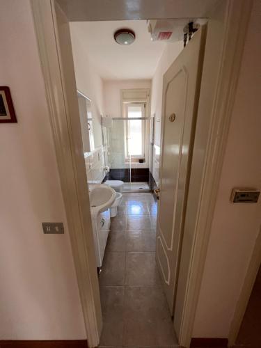 A bathroom at B&B Kalypso