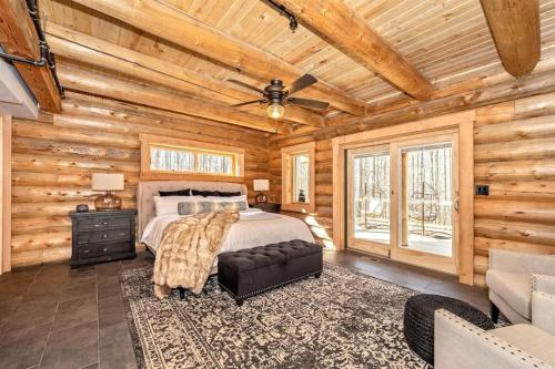 Un pat sau paturi într-o cameră la The Log House at Sugarloaf Mountain MD