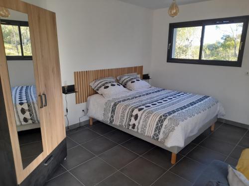 une chambre avec un lit et une fenêtre dans l'établissement Studio du Roc des Garrigues, à Langlade