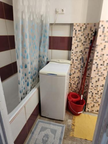 a small bathroom with a toilet and a shower at ORSI Eco apartman Kecskemét in Kecskemét